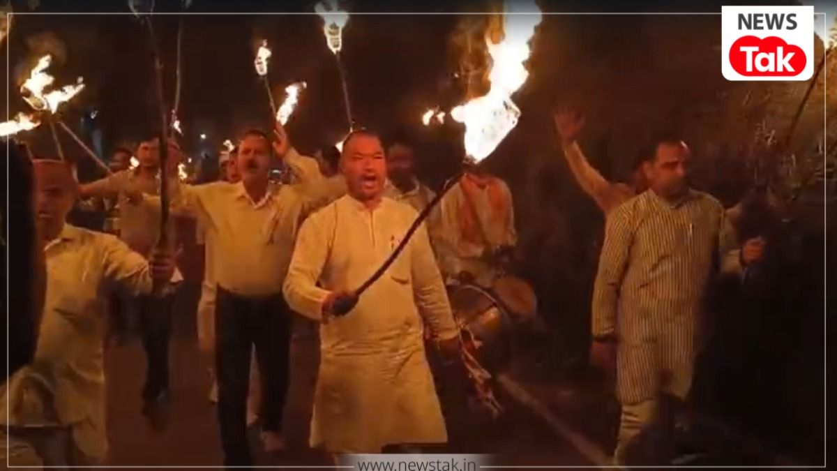 देवप्रयाग में पानी की समस्या को लेकर ग्रामीण ने निकाला मशाल जुलूश