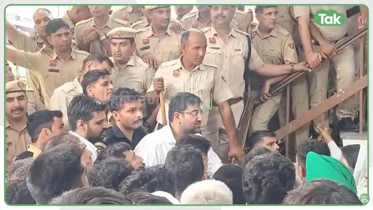 'अभी तो हंस के बात कर रहा हूं, दिमाग...' प्रदर्शन के दौरान मिलने नहीं आए DC तो भड़के अर्जुन चौटाला ने कही दी ये बात रोहतक में इनेलो का महासंग्राम