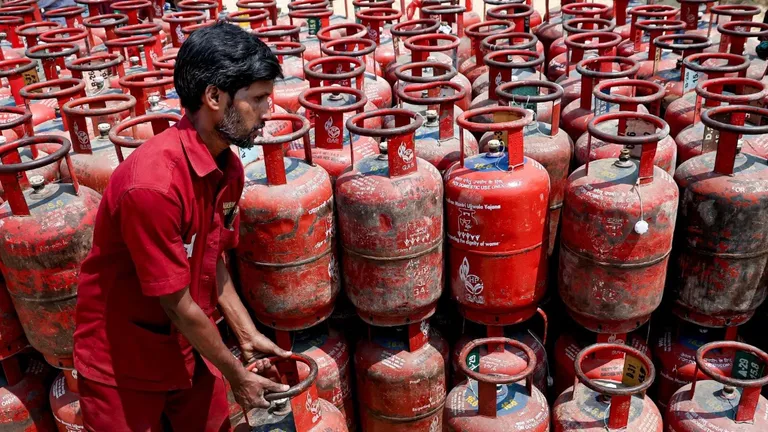 LPG Price Hike: तीन महीने में दूसरी बार बढ़ी रसोई गैस की कीमत, ₹29 महंगा हुआ घरेलू LPG सिलेंडर NewsTak