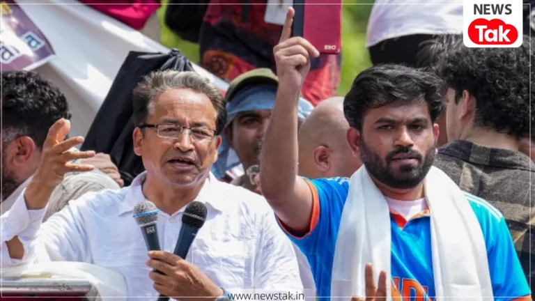 पुणे यूनिवर्सिटी में 'कॉकरोच जनता पार्टी' का बड़ा आंदोलन, अभिजीत दीपके ने सरकार से की ये बड़ी अपील! Cockroach Janata Party Protest