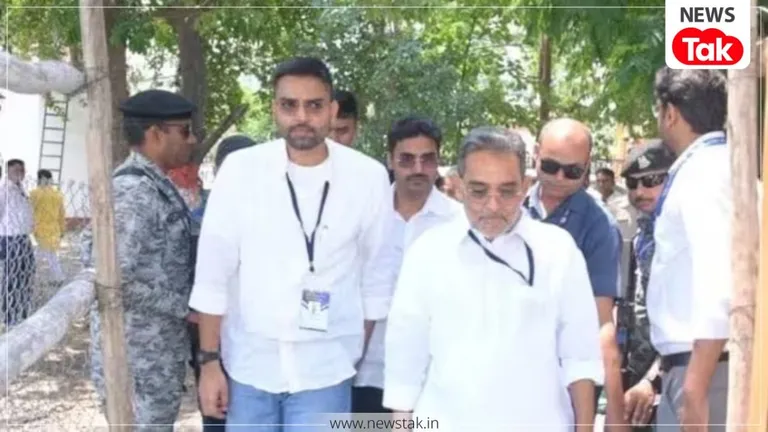 क्या नीतीश कैबिनेट से आउट होंगे दीपक प्रकाश? उपेंद्र कुशवाहा के एक इनकार ने फंसाया बेटे के टिकट पेंच बिहार की राजनीति में हलचल मची हुई है. (Photo: PTI)