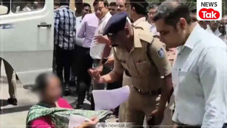 झोली फैलाई, फूट-फूटकर रोईं... फिर कलेक्टर के पैरों में गिर पड़ीं मां-बेटी, जबलपुर का VIDEO कर देगा भावुक, जानें पूरा मामला कलेक्टर के पैरों में गिरकर फूट-फूटकर रोई मां-बेटी,