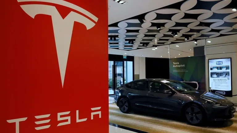 Tesla Stock Crash: रिकॉर्ड डिलीवरी के बावजूद शेयर 7.5% लुढ़का, निवेशक क्यों बेच रहे हैं? NewsTak