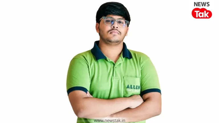NEET Success Story: बिहार के इस छोटे से गांव से निकला देश का चौथा टॉपर, आयुष ने 710 अंक लाकर रचा इतिहास आयुष भालोटिया ने NEET में 710 नंबर लाकर AIR रैंक 4 हासिल की (Photo ITG)