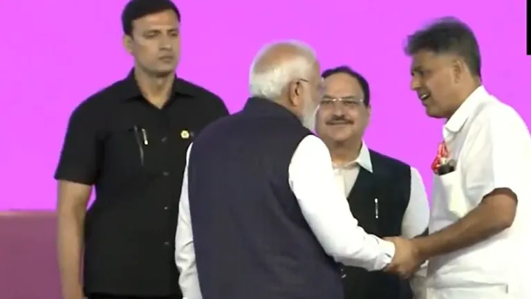 पीएम मोदी और कांग्रेस सांसद मनीष तिवारी की गर्मजोशी भरी मुलाकात, पंजाब की राजनीति में नई सुगबुगाहट NewsTak