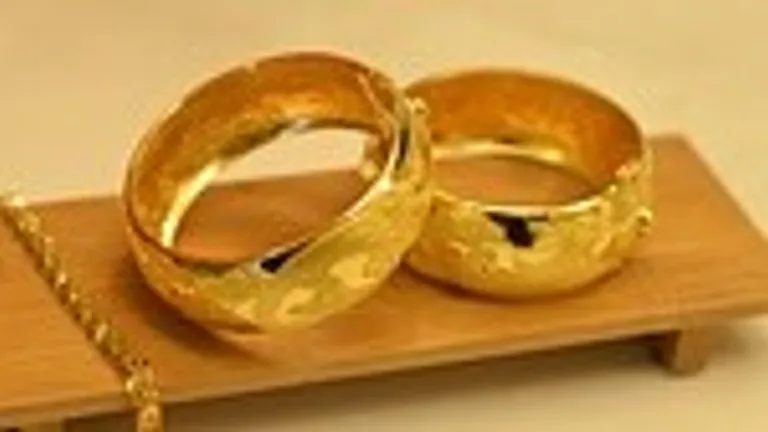 Gold Price Outlook: 2026 तक 4,900 डॉलर प्रति औंस पहुंच सकता है सोना? Goldman Sachs ने बताई बड़ी वजह, सेंट्रल बैंकों की खरीदारी बनी सबसे बड़ा सहारा NewsTak