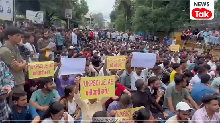 AE-JE, पुलिस और फॉरेस्ट गार्ड भर्ती की मांग को लेकर देहरादून में सड़कों पर उतरे सैकड़ों युवा, सरकार को दिया 3 दिन का अल्टीमेटम! उत्तराखंड में युवाओं का हल्ला बोल