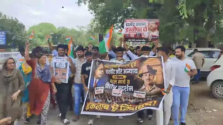 दिल्ली लाठीचार्ज के विरोध में रेवाड़ी में सड़कों पर उतरे छात्र, नेपाल जैसे आंदोलन की चेतावनी rewari