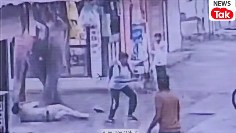 इंदौर में बेकाबू हाथी ने ऑटो चालक को पटककर कुचला, इलाज के दौरान मौत, गुड़ खिलाने गया था शख्स Indore में बीच सड़क हाथी ने शख्स को पैरों से कुचला,