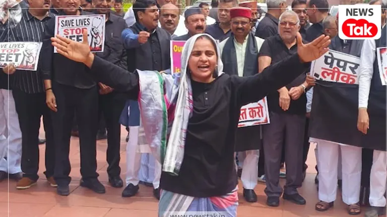 कौन हैं संजना जाटव, जो संसद में विपक्ष के विरोध प्रदर्शन के दौरान सबसे आगे दिखीं, राहुल गांधी और प्रियंका गांधी भी करते हैं सपोर्ट कौन हैं संजना जाटव?
