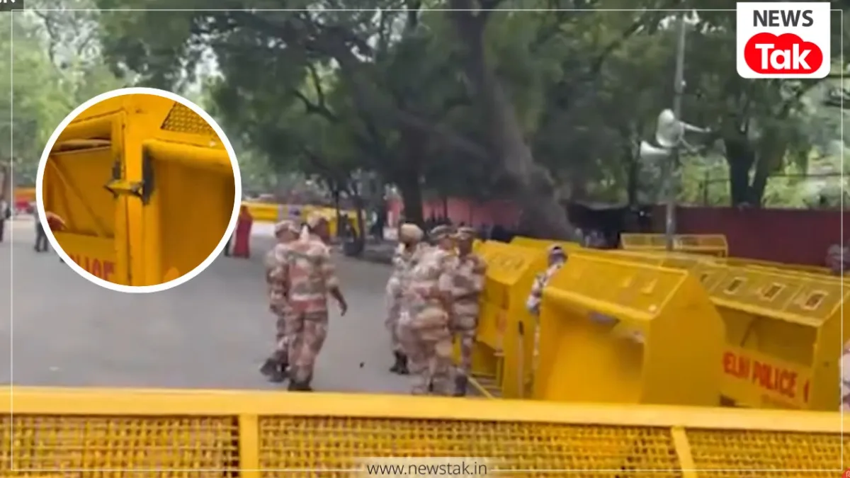 जंतर-मंतर में वेल्डिंग मशीन से जोड़े जा रहे बैरिकेड्स.