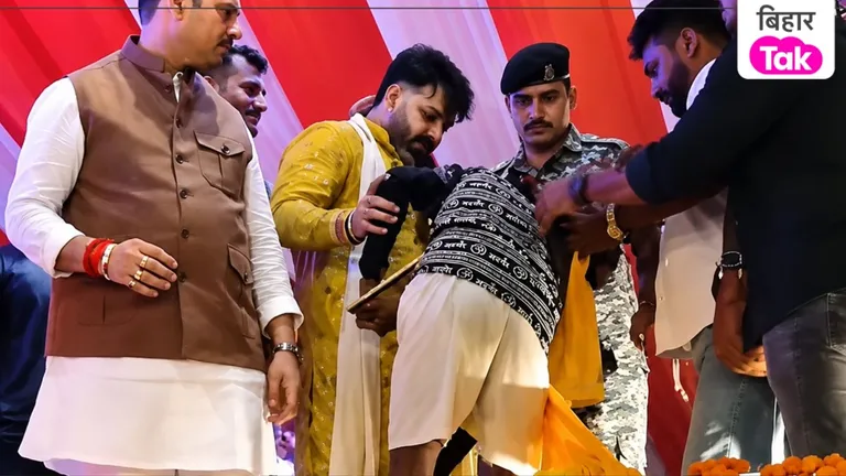 Pawan Singh के भजन संध्या में मची भगदड़ जैसी स्थिति, Fan स्टेज पर चढ़ा तो हुआ हंगामा! पवन सिंह के कार्यक्रम में स्टेज पर चढ़ा युवक