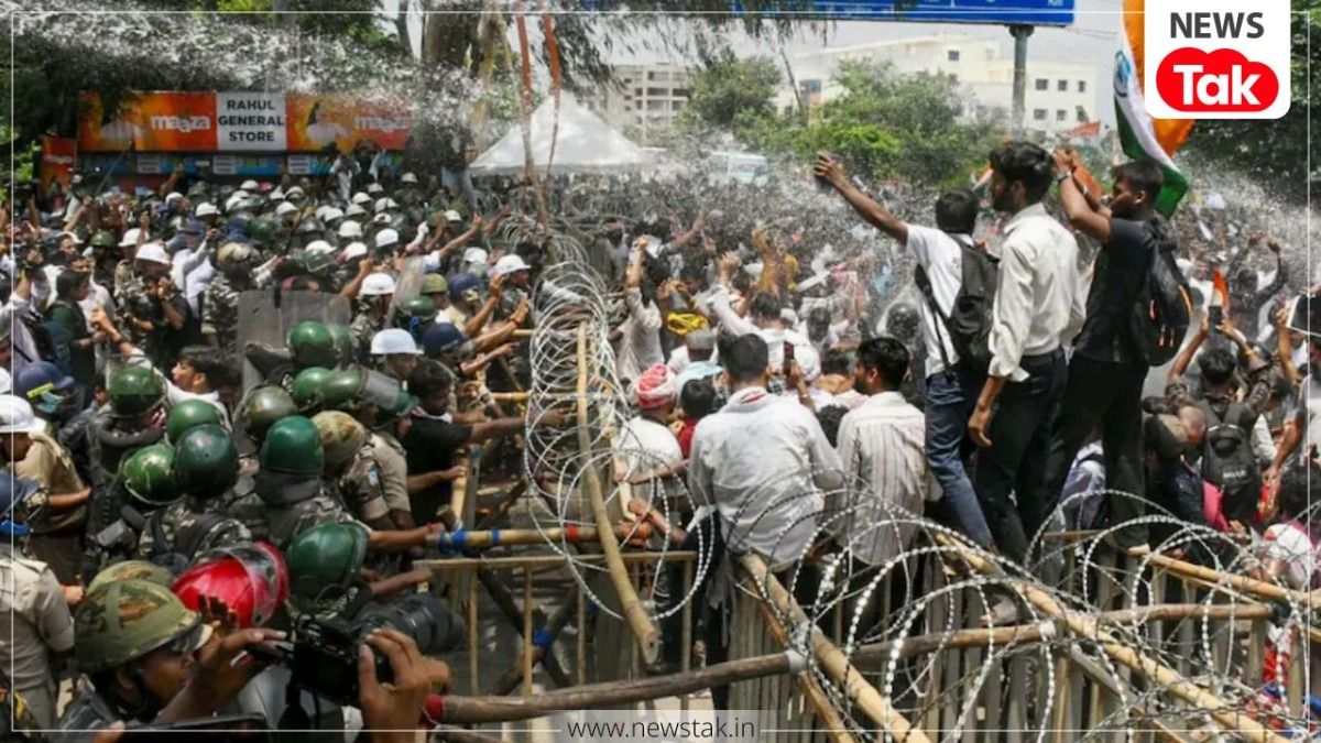 रांची में 17वें दिन विधानसभा घेराव कर रहे छात्रों पर पुलिस का लाठीचार्ज (Photo: PTI)