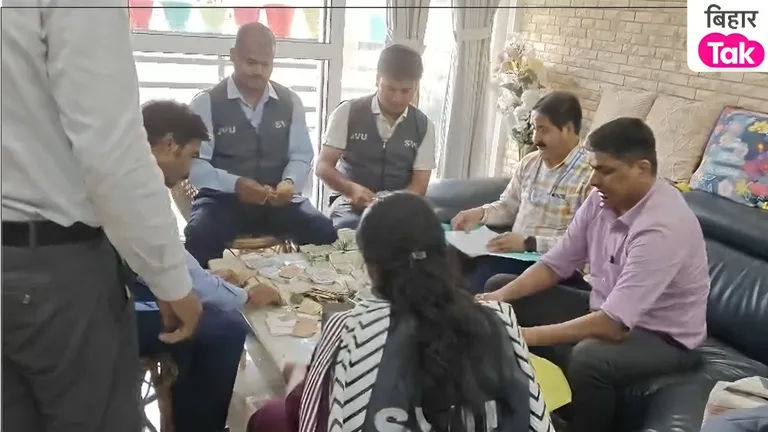लाखों का कैश, 81 लाख के गहने और जमीनों के अंबार, सरकारी इंजीनियर की खुली पोल NewsTak