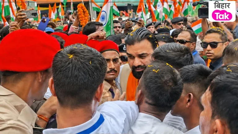 TRE-4 को लेकर युवक ने सीएम सम्राट को रोककर भीड़ में पूछ लिया सवाल, आश्वासन के बाद बढ़े आगे Samrat Chaudhary