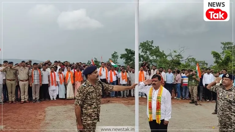 बस्तर का ऐतिहासिक पल: कभी नक्सलियों का था 'अभेद्य किला', अब कर्रेगुट्टा की पहाड़ियों पर शान से फहरा तिरंगा नक्सलवाद के गढ़ रहे कर्रेगुट्टा में पहली बार फहराया तिरंगा (Photo: ITG)