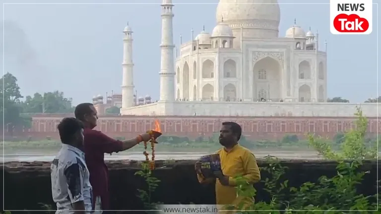 ताजमहल के सामने दूध चढ़ाया और उतारी आरती, वायरल वीडियो पर बवाल के बाद ASI ने दर्ज कराई FIR, जानें पूरा मामला ताजमहल के सामने आरती का वीडियो वायरल