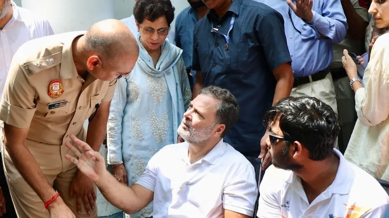 पैलेट गन केस में FIR क्यों नहीं? पीड़ित को साथ लेकर थाने पहुंचे राहुल गांधी, पुलिस से मांगा जवाब Rahul Gandhi protest