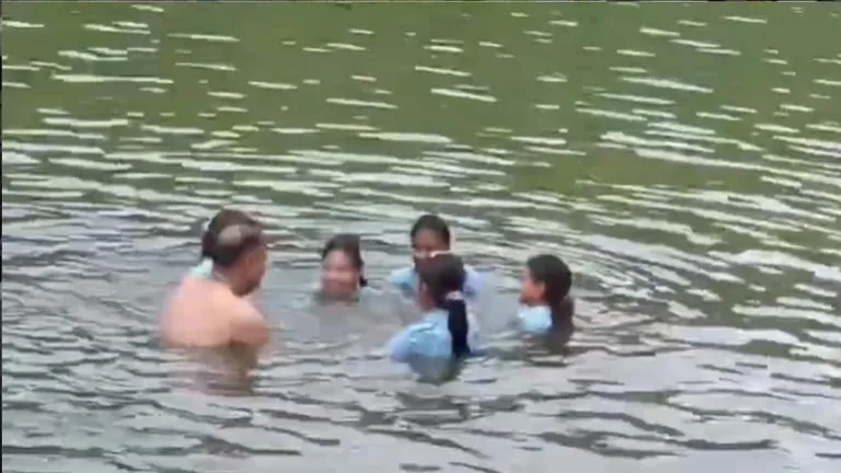 अलवर: छात्राओं के साथ बांध में नहाता दिखा प्रिंसिपल, VIDEO वायरल होते ही मचा हड़कंप alwar