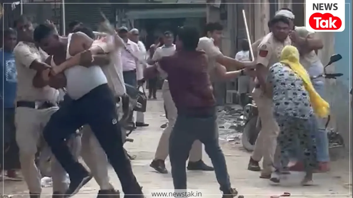 मुकुंदपुर में दिल्ली पुलिस की टीम पर हमला 