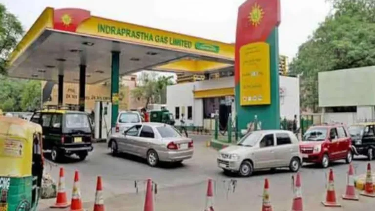 Delhi CNG Price Hike: दिल्ली में CNG हुई महंगी, आज से देने होंगे ज्यादा पैसे, जानें नया रेट NewsTak