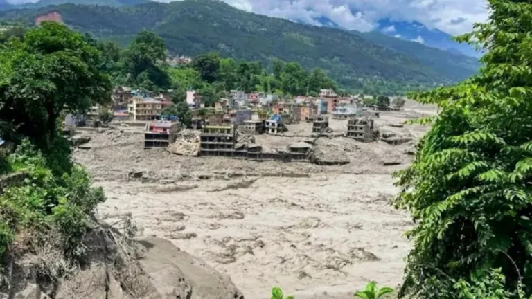 नेपाल में फिर बढ़ी बाढ़ की चिंता, भोटेकोशी नदी का जलस्तर बढ़ा; 600 लोग सुरंग में फंसे NewsTak