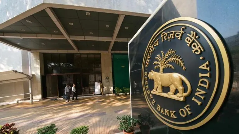 RBI ने LIC को दी ICICI Bank में 9.99% तक हिस्सेदारी खरीदने की मंजूरी, जानिए क्या होगा असर NewsTak