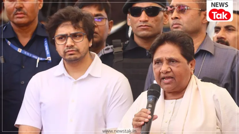 BSP में आकाश आनंद का पॉलिटिकल करियर कौन कर रहा खराब? जानिए पार्टी से किनारे किए जाने की इनसाइड स्टोरी मायावती ने आकाश आनंद को फिर किया साइडलाइन. (फाइल फोटो)
