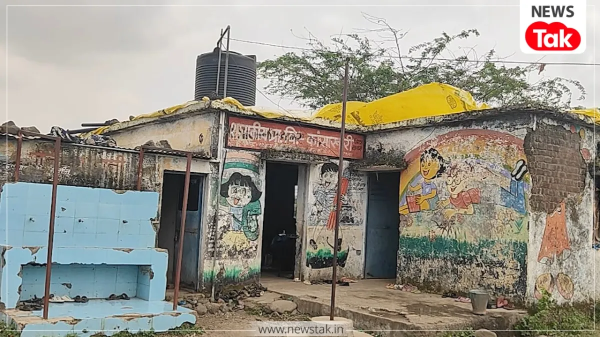  जर्जर छत के नीचे पढ़ाई करने को मजबूर बच्चे