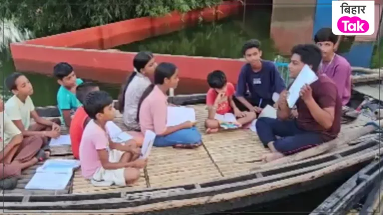 Katihar Flood: पानी में डूबा स्कूल, नाव बनी पाठशाला, शिक्षक मो. साहेब ने बाढ़ के बीच जारी रखी बच्चों की पढ़ाई NewsTak