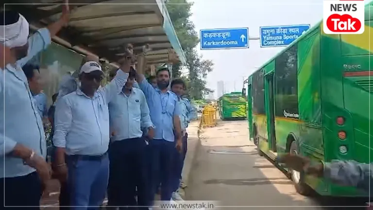 दिल्ली: DTC बसों की हड़ताल, सड़कों पर अचानक खड़ी हुईं बसें... आखिर क्यों फूटा ड्राइवरों का गुस्सा, जानें वजह? दिल्ली में डीटीसी बस चालकों का फूटा गुस्सा, हड़ताल पर गए.