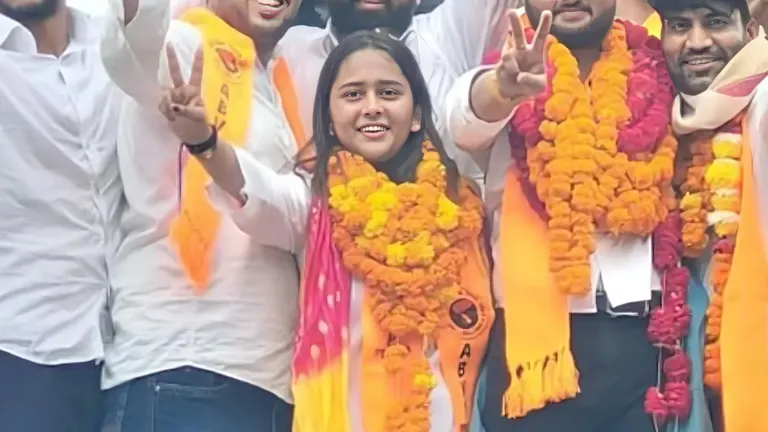 DUSU Election 2026: एनएसयूआई को हराने वाली एबीवीपी की सेक्रेटरी रिया छाबड़ी कौन हैं? जानिए उनकी प्राथमिकताएं Riya Chhawdi DUSU Secretary
