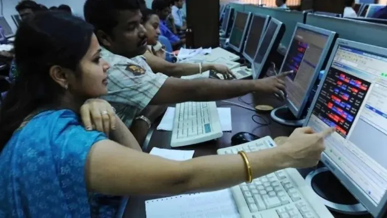 Market Update : सेंसेक्स 400 अंक चढ़ा, निफ्टी 23,350 के पार; जानें बाजार में आगे क्या हो सकता है Top Stock Amid Stock Market Crash
