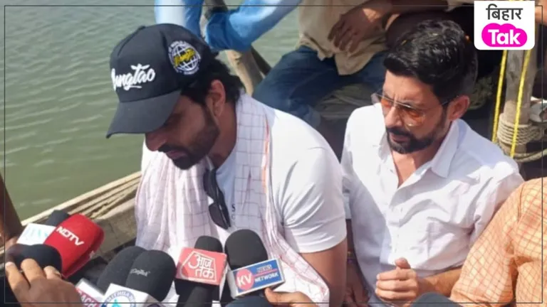 Begusarai Flood: बाढ़ पीड़ितों की मदद के लिए पहुंचे Sonu Sood, नाव से पहुंचकर बांटे चावल के पैकेट NewsTak