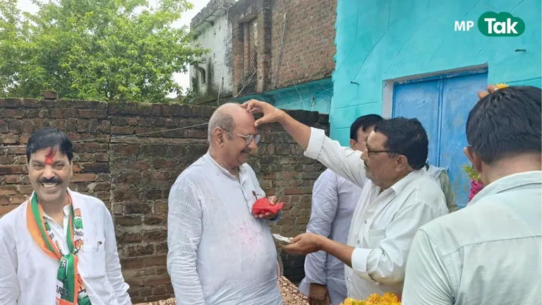 दतिया विधायक घनश्याम सिंह की विधायकी पर कानूनी तलवार, 33 साल पुरानी FIR छिपाने का आरोप; हाईकोर्ट पहुंची याचिका NewsTak