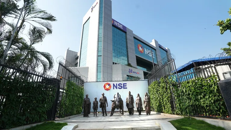 NSE IPO Listing: NSE IPO की एंट्री फीकी, 1785 रुपये से 1800 रुपये पर शेयर लिस्ट, 1% से भी कम लिस्टिंग गेन The NSE stock has made its market debut only on BSE as per SEBI rules, which disallow shares of a stock exchange to be listed on its own platform.