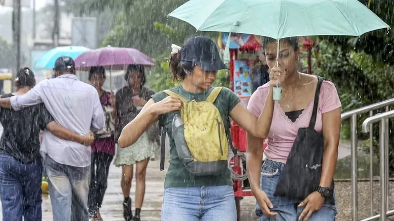 मौसम ने फिर बदला रंग, UP-बिहार समेत कई राज्यों में आज इन राज्यों में टूटकर बरसेंगे बादल NewsTak