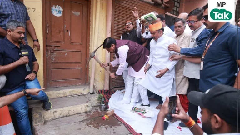 'जिस घर में खेला-कूंजा, उसे तोड़ते हुए मन भरा...': सिंहस्थ-2028 के लिए CM मोहन यादव ने पैतृक मकान पर खुद चलाई गैंती NewsTak