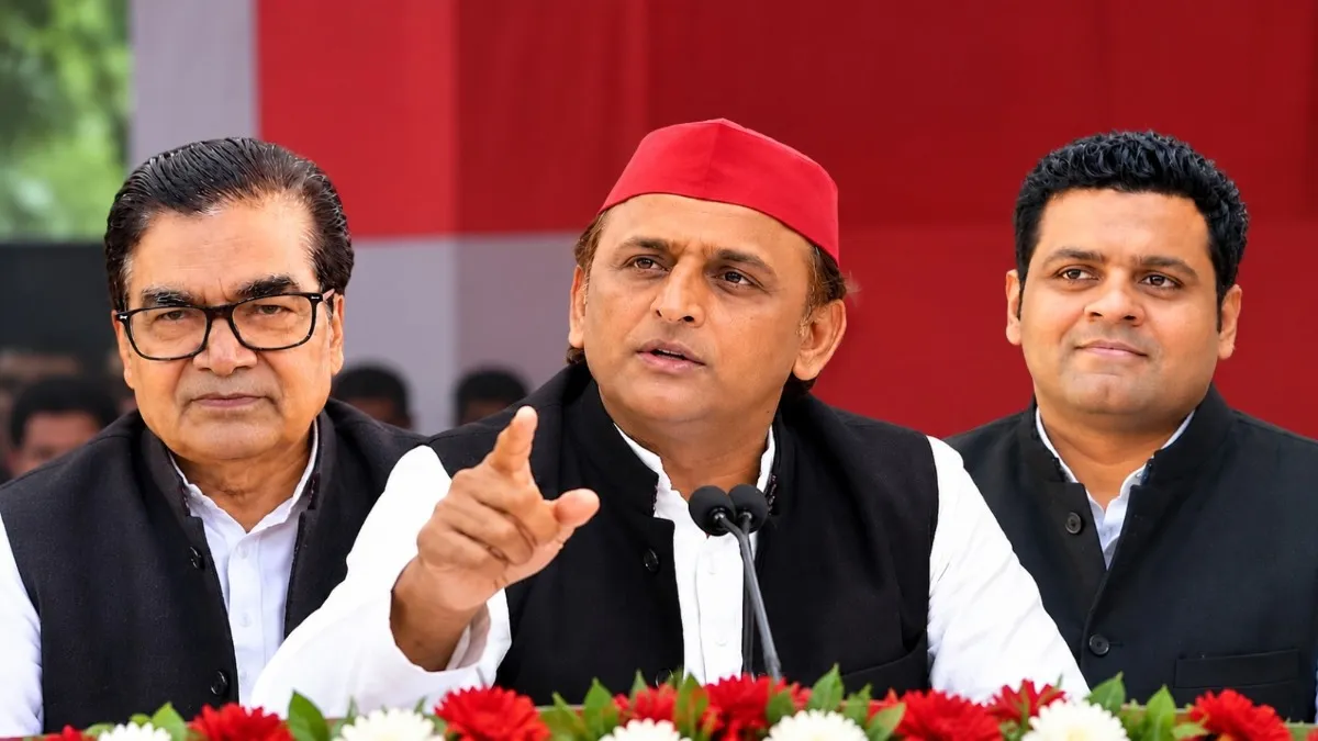 सपा से प्रो. रामगोपाल यादव और परिमल नथवानी नामांकन कर रहे हैं.