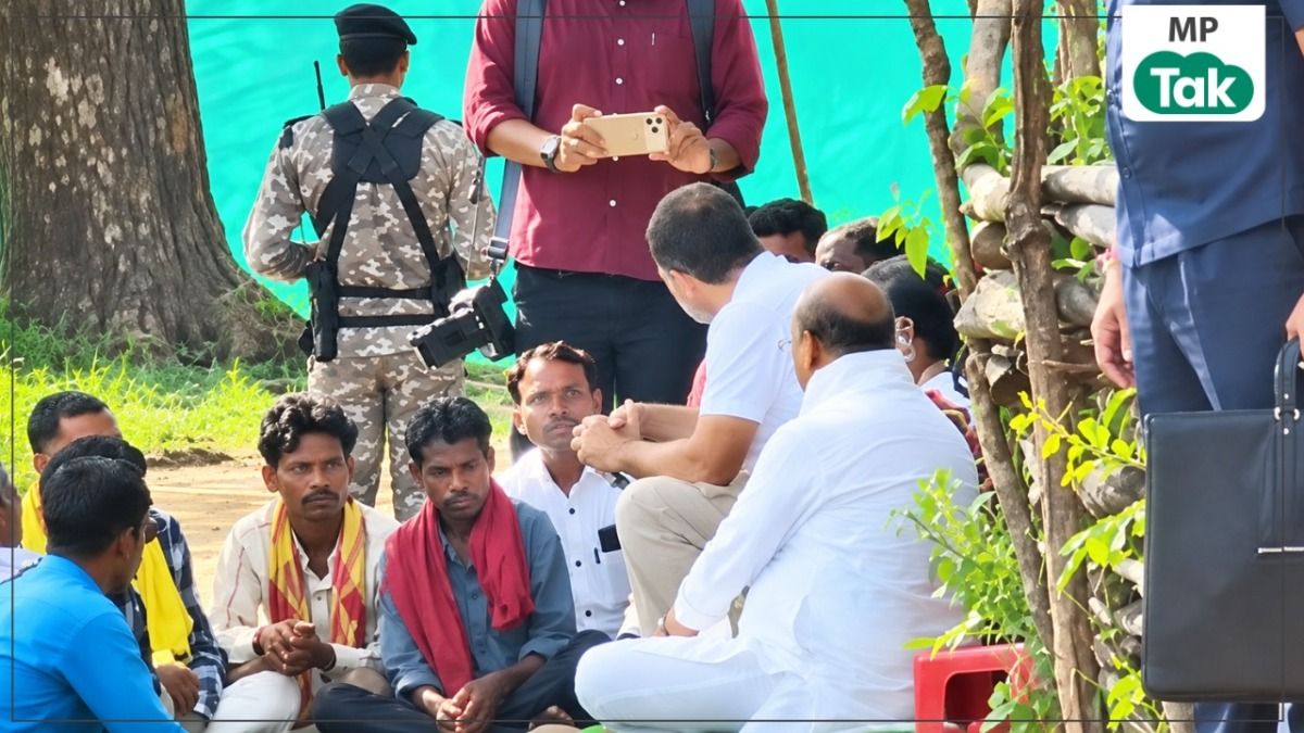 बैगा आदिवासियों से बात करते हुए राहुल गांधी 