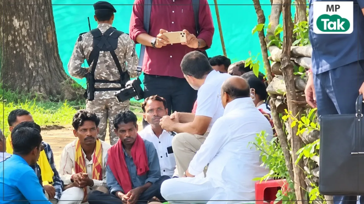 बैगा आदिवासियों से बात करते हुए राहुल गांधी 