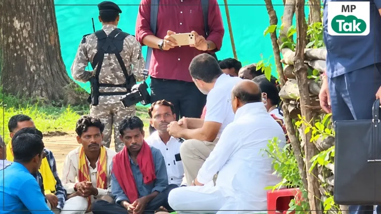बालाघाट में बैगा आदिवासियों के बीच जमीन पर बैठे राहुल गांधी, लाड़ली बहना योजना को लेकर भी बोले राहुल बैगा आदिवासियों से बात करते हुए राहुल गांधी