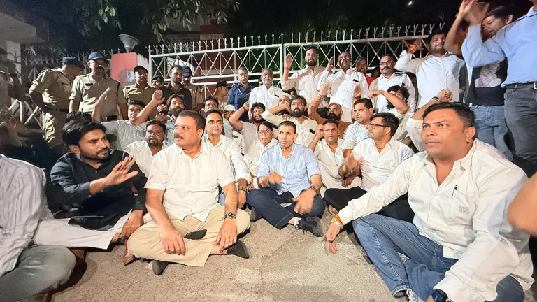 राहुल गांधी की हिरासत पर MP में आधी रात 'गदर', भोपाल में CEO दफ्तर का घेराव, जीतू पटवारी बोले- 'वोट चोरी से बनी सरकारें' NewsTak