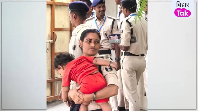 सासाराम में CM की सुरक्षा ड्यूटी पर तैनात महिला सिपाही की तस्वीर वायरल, गोद में बच्ची और कंधे पर वर्दी की जिम्मेदारी woman constable child viral photo