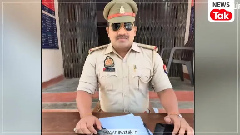 भदोही: मेले में पहलवान ने UP पुलिस के दरोगा प्रमोद यादव को दी चुनौती... अखाड़े में उतरे तो मिनटों में पलट गया पूरा गेम, भीड़ रह गई दंग दरोगा प्रमोद यादव ने पहलवान को हवा में उठाकर पटका.