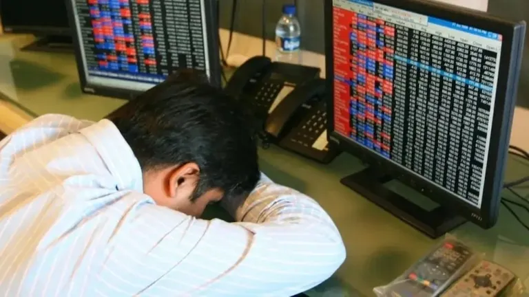 Share Market Fall : एक दिन में निवेशकों के 10.52 लाख करोड़ रुपये स्वाहा, शेयर बाजार में भारी गिरावट NewsTak