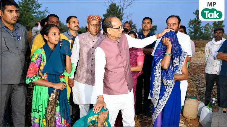 आदिवासियों के लिए अपनी ही सरकार के खिलाफ धरने पर 'शिवराज' ने किसको दे दी चेतावनी ? Shivraj Singh Chouhan Meets Tribal Families in Kosmi Village