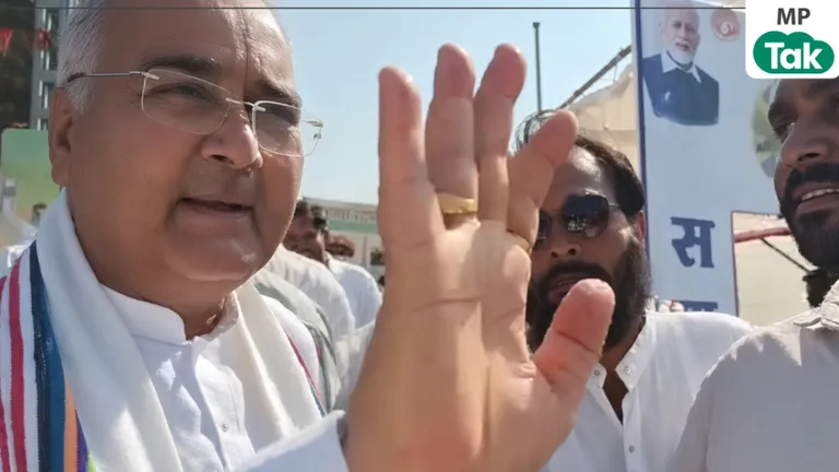 MP में बिजली संकट पर किसानों ने उठाए सवाल, कैमरा बंद करवाते दिखे BJP सांसद रोडमल नागर, वीडियो वायरल MP में बिजली संकट पर किसानों ने उठाए सवाल, कैमरा बंद करवाते दिखे सांसद रोडमल