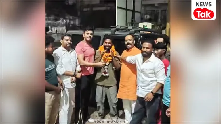 कनॉट प्लेस मारपीट के आरोपी रविंदर की जेल से रिहाई, फूल-मालाओं से हुआ इस्तकबाल, निकलते ही बोले... जेल से बाहर आने पर फूल माला पहनाकर रविंदर का स्वागत किया गया (Photo: ITG)