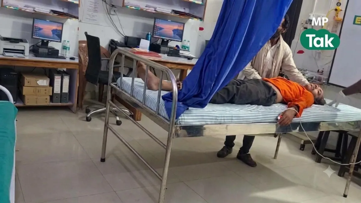 अजयपार बाबा के पैरों में लिपटा सांप 
